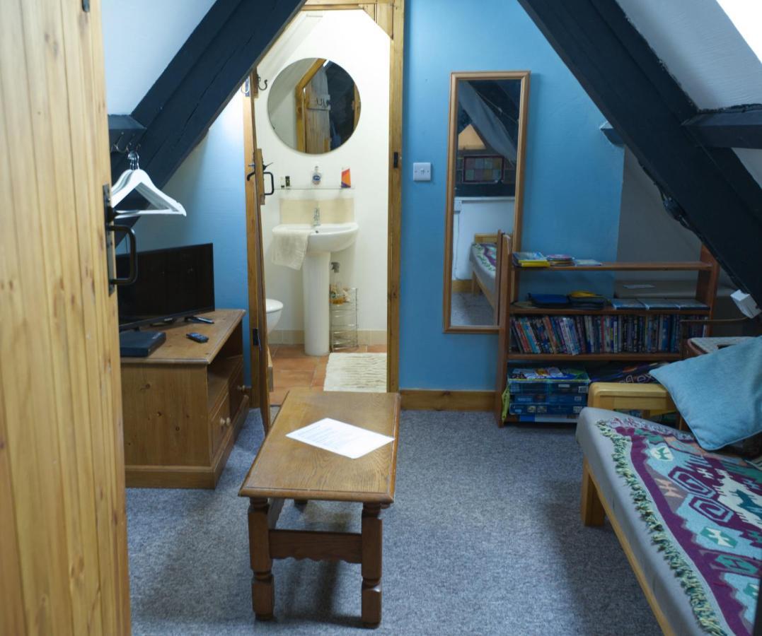 James John Hamilton House And Backpacker Hostel Fishguard Ngoại thất bức ảnh